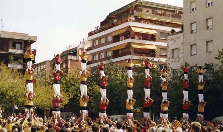2000 Pilars formant una senyera
